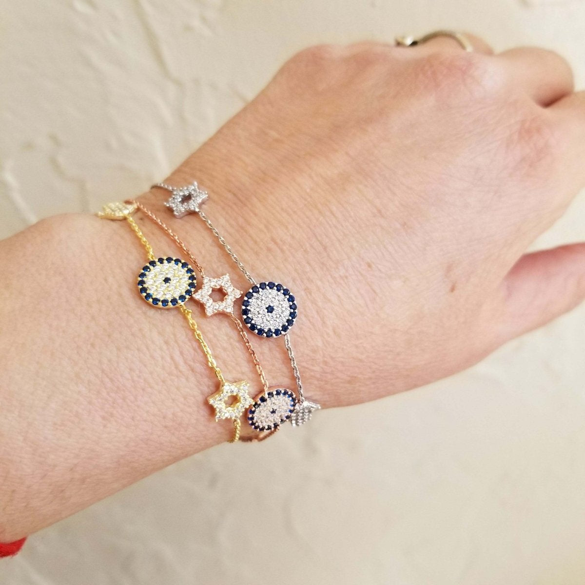 Star hamsa and evil eye bracelet in yellow gold with alternating polished and textured links by Alef Bet
